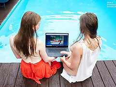 amiche godere di nuoto nudo insieme