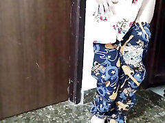 Desi aunty ko saman dene ke bahane pel diya