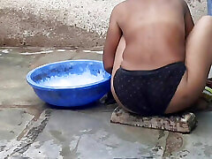 il mio parente&039;s casalinga sta prendendo il bagno in bagno aperto indossando biancheria intima nera a casa mia
