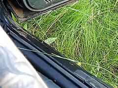 en el auto en el estacionamiento, un vecino me masturba la polla