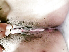 fingern und reiben masturbieren haarige nasse muschi nahaufnahme mit creampie