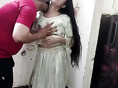 Desi aunty ko nanga kar ke ghar pe hi pel diya