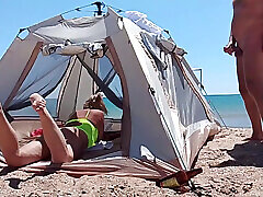 sulla spiaggia, uno sconosciuto cummed sul mio viso