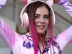 This discord kitten meets her online friends for the first time