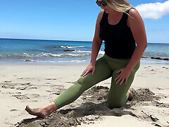 yoga-sitzung am strand ging schief. mädchen benetzungshose