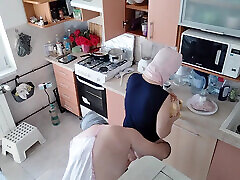 hot coppia amatoriale divertirsi in cucina. sexy mamma fare colazione in camera da letto, figa pelosa, grandi tette, culo grosso