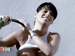 Chili: Young Latina Playing