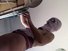 la donna sexy fa la pulizia nuda. caldo peloso latino capelli, grande, grande culo. donna calda massaggi il suo peloso. seachmy daddy oral castani