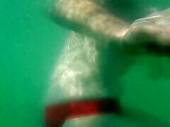 meine titten unter wasser am öffentlichen strand