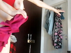 sexy latina avendo divertimento provare su vestiti e taglio li