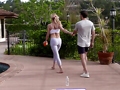 nachbar nutzt brandi love&039;s zerrissene leggings aus