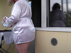 sto guardando un vicino paffuto sul balcone. grande culo in mutandine bianche. pawg