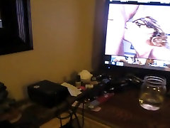 giocando con il mio cazzo, mentre sul computer