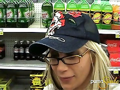 Brzydka blondynka MAMUŚKI pokazuje swój tyłeczek w czarnych stringach w domu tylko dla ciebie