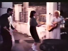 naughty bruna ragazza ha ottenuto il suo puzzolente pulsante buco scopata in mish posa sul tavolo della cucina
