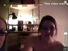 2 nerd vetrata ragazza scherzare e prendere in giro nudo in cam
