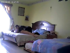 Vollbusige Frau bekommt gefingert und gegessen, die von Ihrem Mann