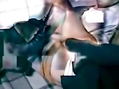 भ्रष्ट पुलिस के साथ एक अपराधी कार्यालय में