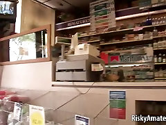 Breasty cutie porta accanto stuzzica seduce boyz in the store