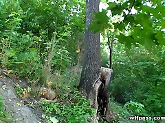 Aux Cheveux dor playgirl noral-stimulation dans la forêt