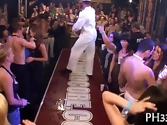 Sensuale e selvaggio sesso di gruppo