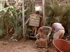Raquel Welch در مشکل در putt caca in ass fucking 1989