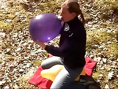 Blowing and sitpopping a 16 balloon