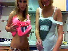 Sexy necken. Nackte teenager spielen in der Küche 101cams