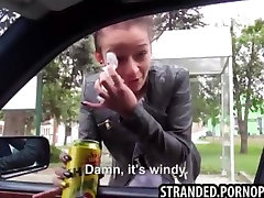 Carino amatoriale convinto a fare sesso sulla sua strada di casa