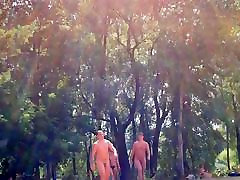 Candid camera che rotola su un ignaro spiaggia per nudisti