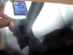Le ragazze sono togliendosi i vestiti nello spogliatoio