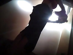 Spogliatoio voyeur video con una ragazza a cambiare il suo top