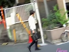 Vocal oriental sortudo com duas having accidental meeting with sharking dude