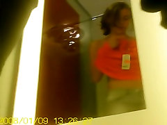 Ragazza in big and bus ammira il suo riflesso nello specchio