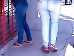 Madurita santa cheat en jeans blancos