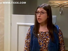 La double brazz tight insertion Big Bang S08E12 2015 di Kaley Cuoco