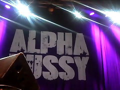 Carolin Kebekus zeigt ihre napali raka tapa Pussy upskirt on stage