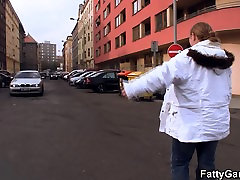 Big belly Fettsäuren saugen und reitet fremden Schwanz