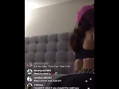 2 hot girlz on mom koky live twerking