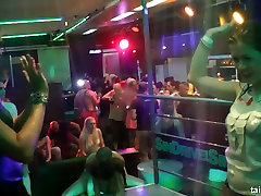 ardente femmine danza e zampa a vicenda sotto la doccia in night club