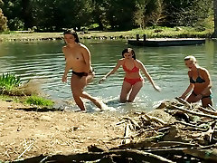 Cortney huge horny butt srcer - Zombeavers 2014