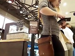 blonde küken trägt enge schwarze leggings