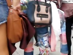 die vermischung mit schönen damen an einem japanischen touristen vor ort