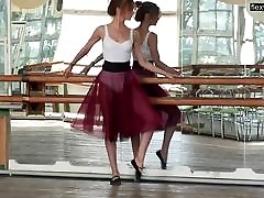 sexy extiende en el suelo y en la tabla por zadornaya