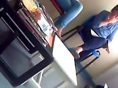 candid penzoloni in sala dattesa