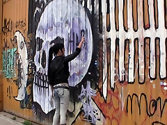 Jenny Hart Kniet sich Herunter, um einen Blowjob auf der Straße