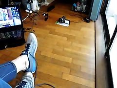 unter meinen verschwitzten stinkenden turnschuhe und die socken aus