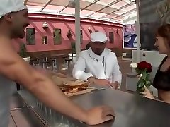 Une belle petite emily singh taille une bonne pipe à un costaud, avant de se faire défoncer sur la table dun petit restaurant.