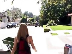 Renee spijbelt als ze haar buurman tegenkomt op straat