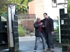 Het zaad druppelt haar keel in